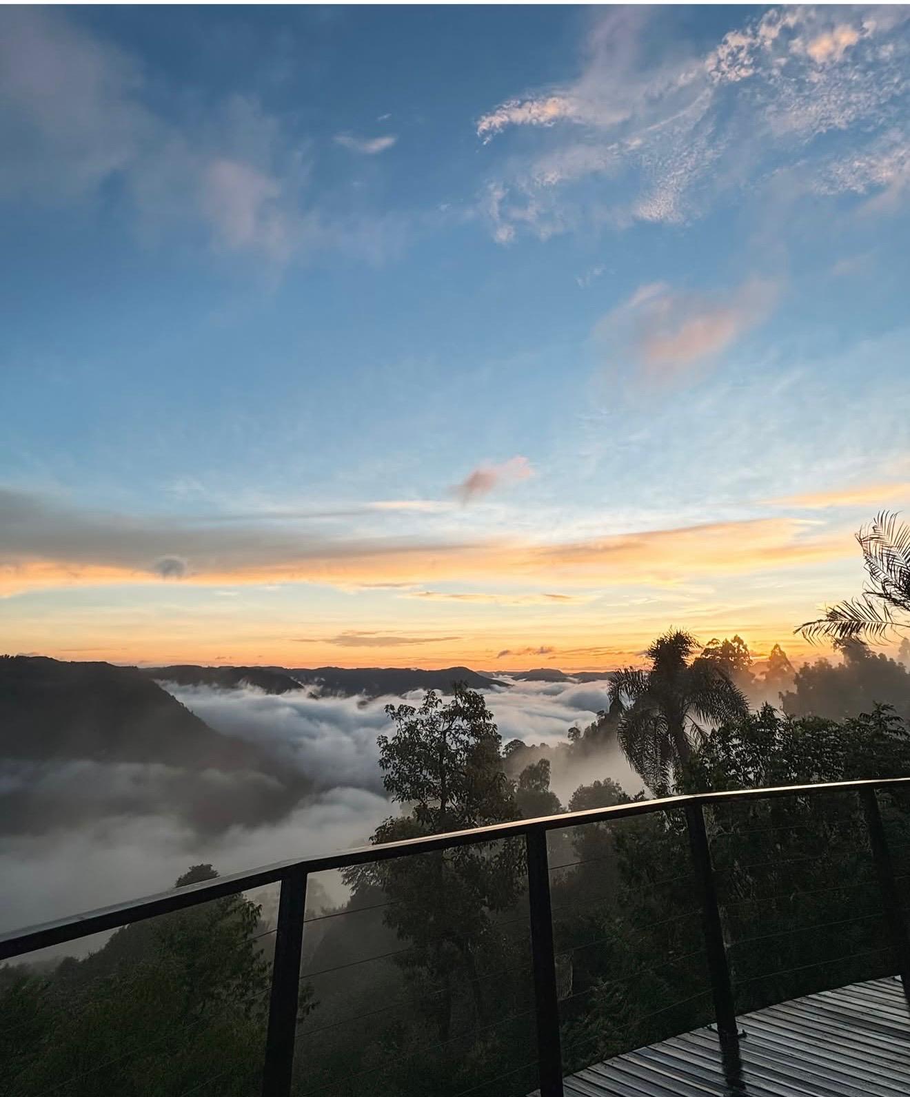 Mar de nuvens preenchendo o vale visto do deck ao amanhecer