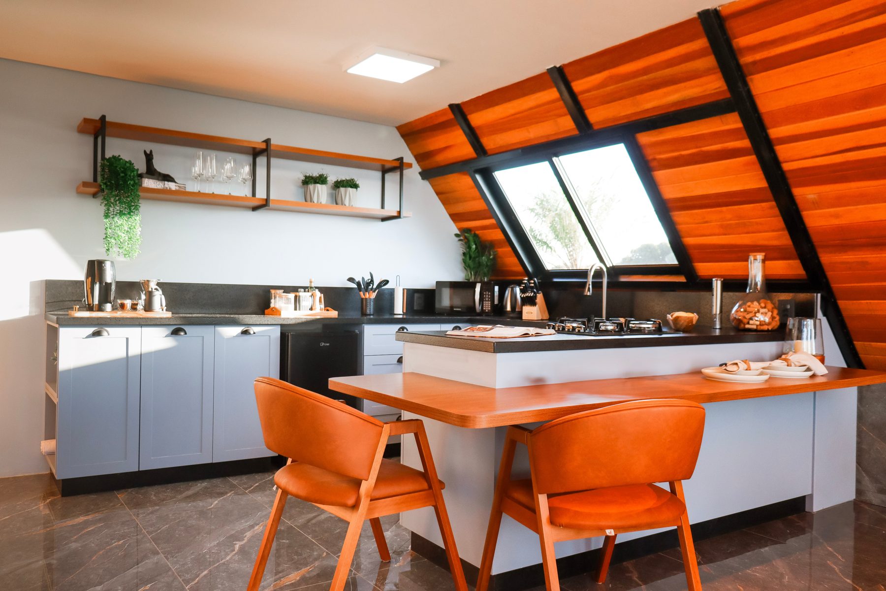 Cozinha equipada com bancada, fogão e mesa para o casal