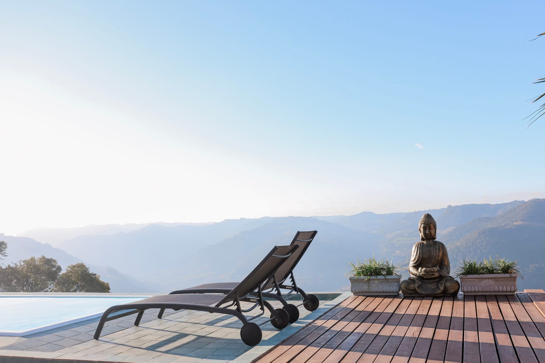 Piscina com borda infinita e vista para o vale ao amanhecer